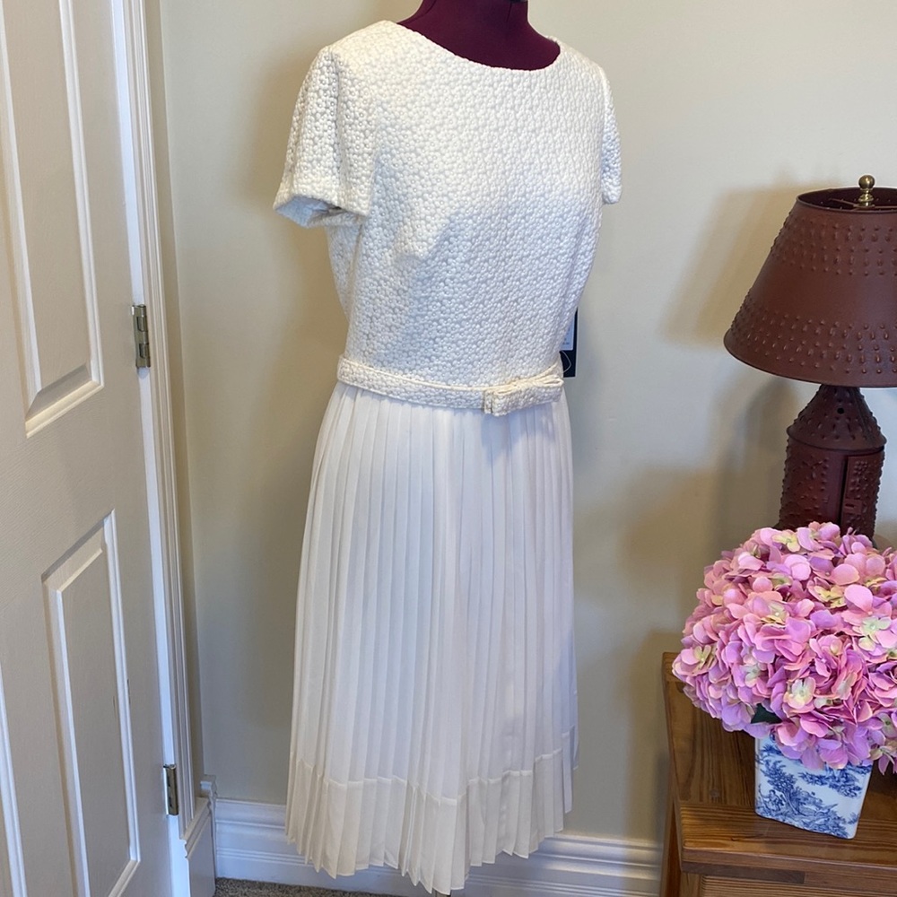 Badgley Mischka Adorable Cap Sleeve dress with bow in White